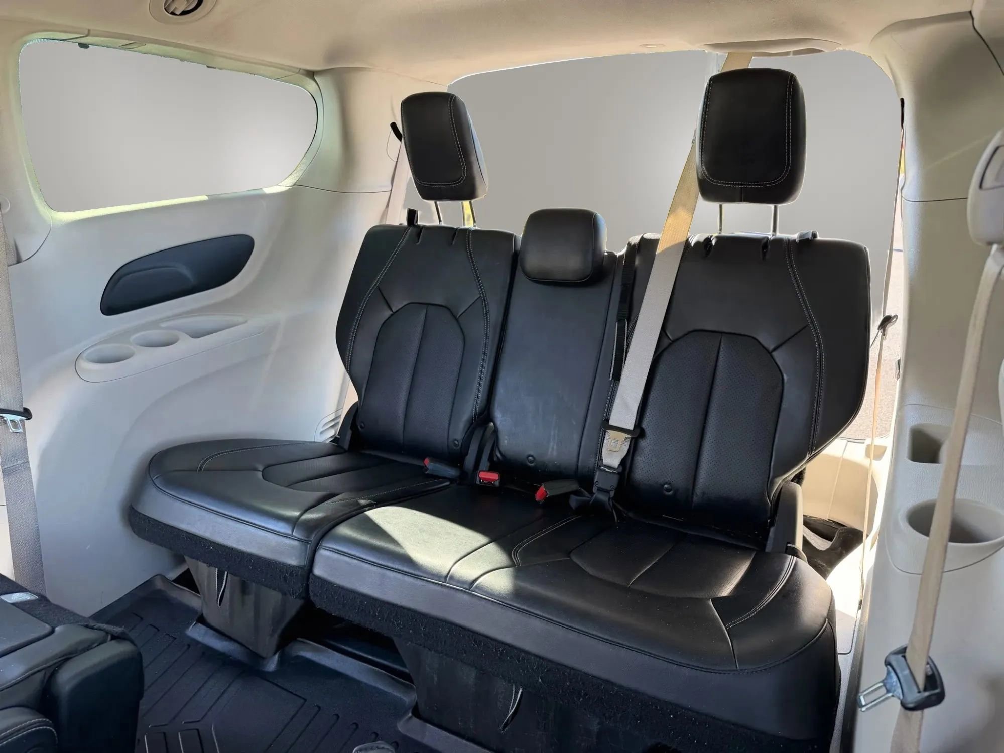Used 2020 Chrysler Voyager Lxi FWD image 18