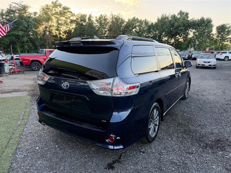 Used 2018 Toyota Sienna SE Premium w/ Carpet Mat Package FWD image 4