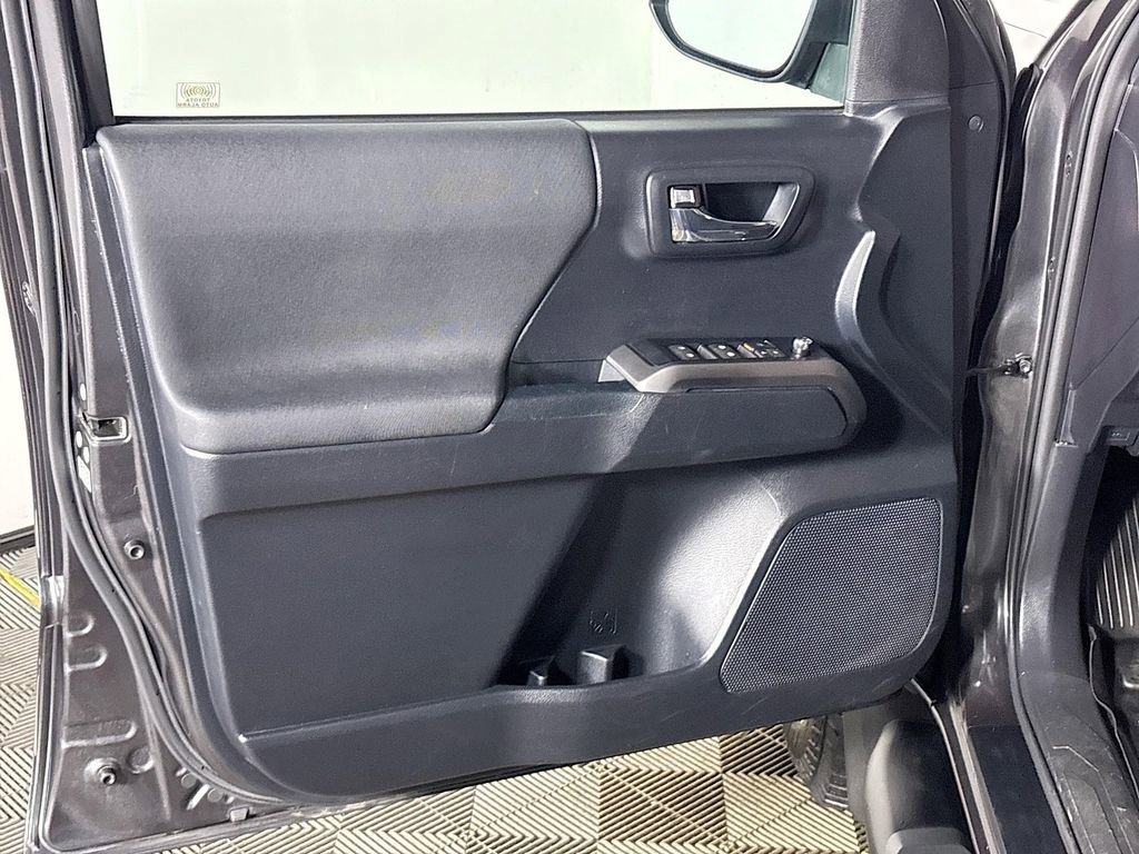 Used 2018 Toyota Tacoma TRD Off-Road w/ Technology Package image 10