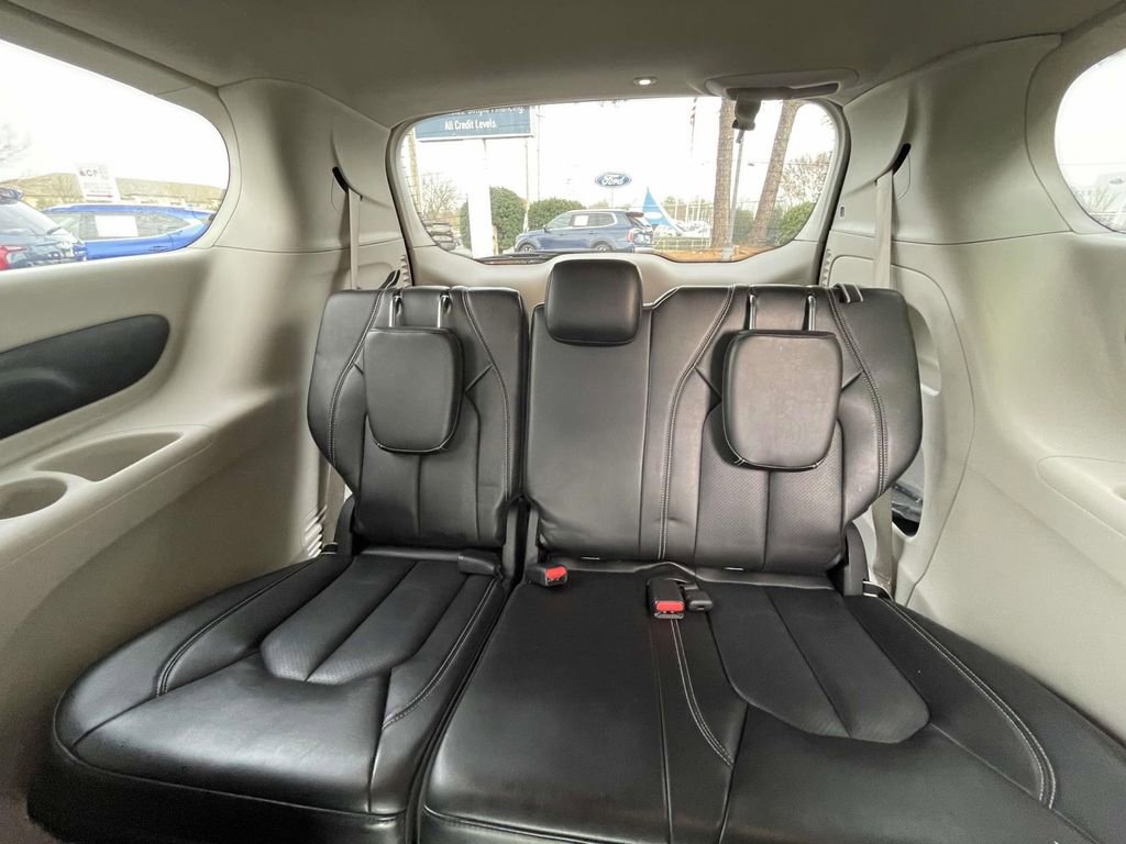 Used 2023 Chrysler Pacifica Touring-L image 25