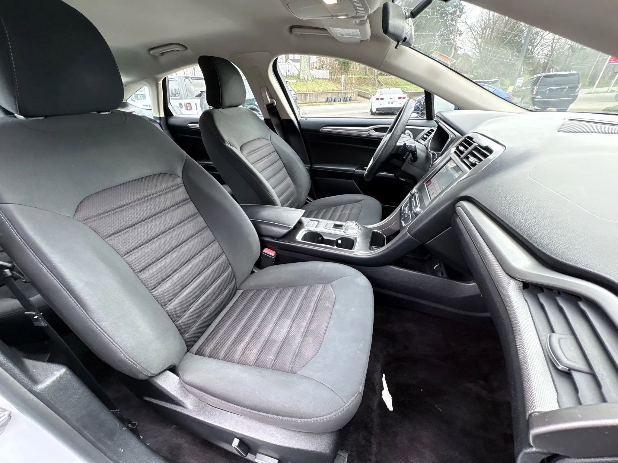 Used 2017 Ford Fusion SE w/ Fusion SE Technology Package image 23