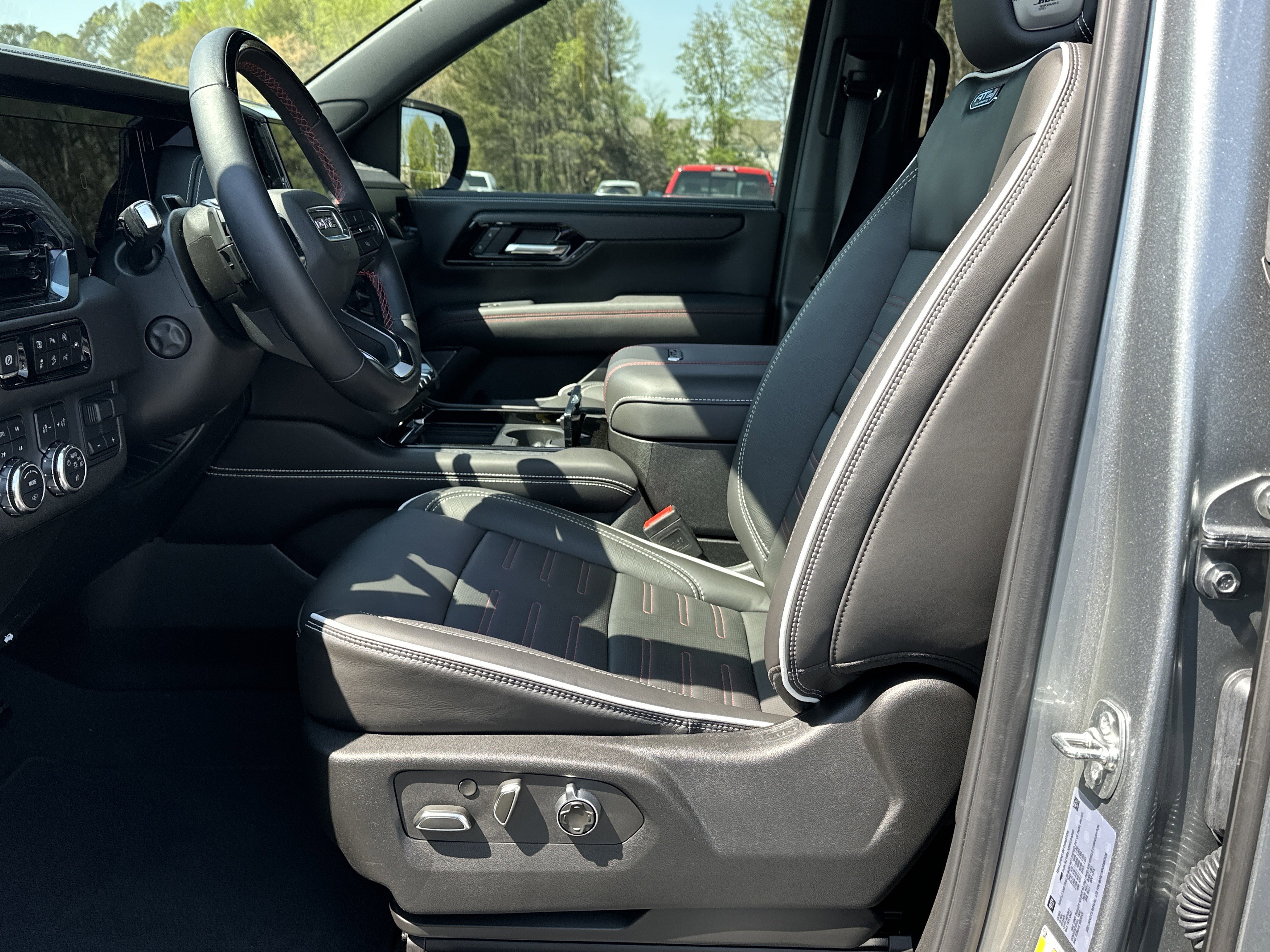 Used 2025 GMC Yukon AT4 Ultimate image 9