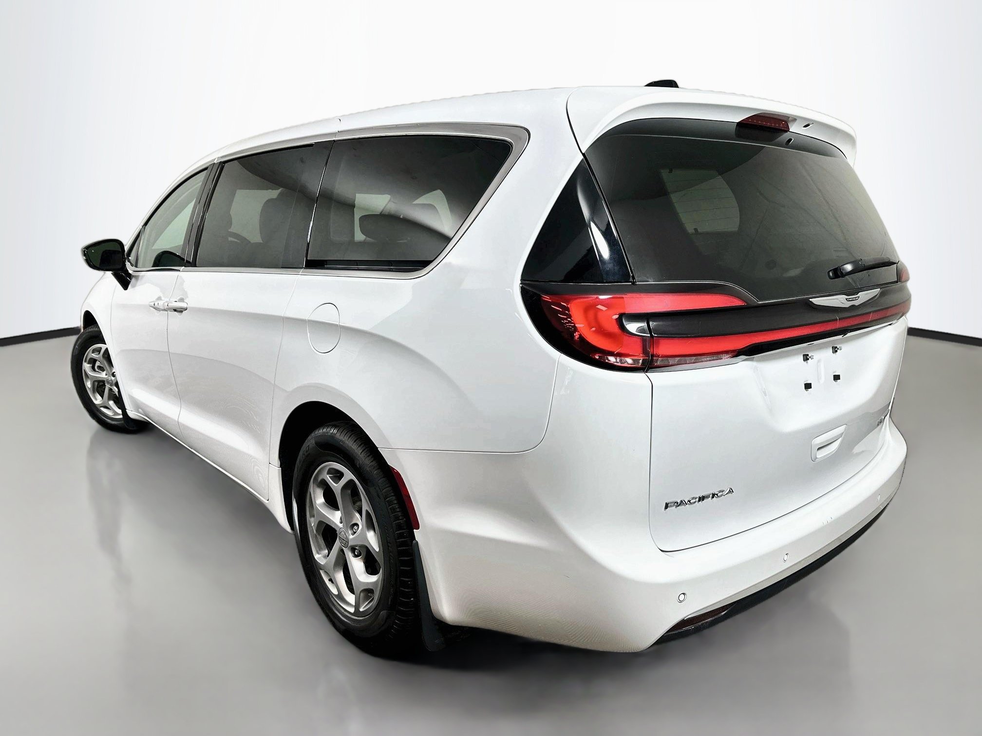 Used 2024 Chrysler Pacifica Limited FWD image 5