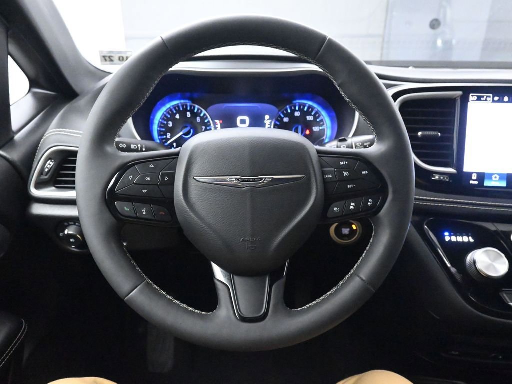 Used 2022 Chrysler Pacifica Touring-L w/ Uconnect Theater Family Group image 29