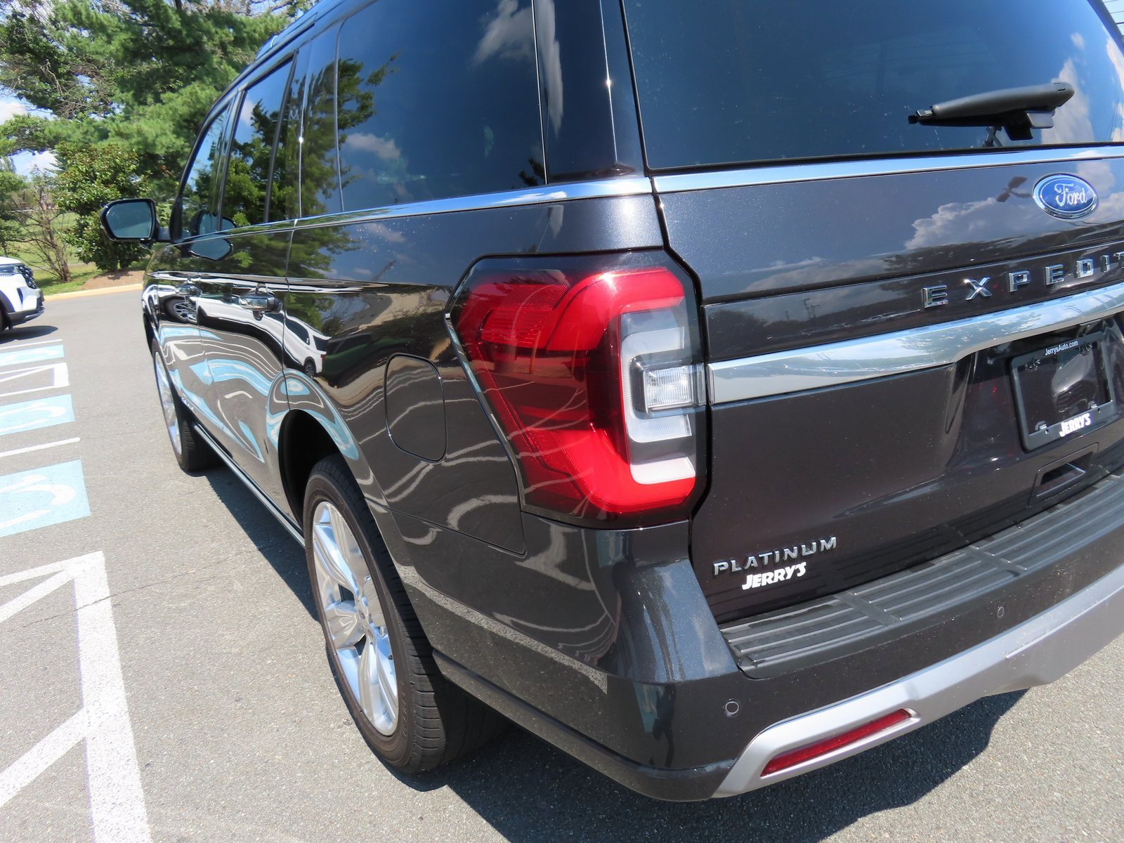 Used 2023 Ford Expedition Platinum image 10