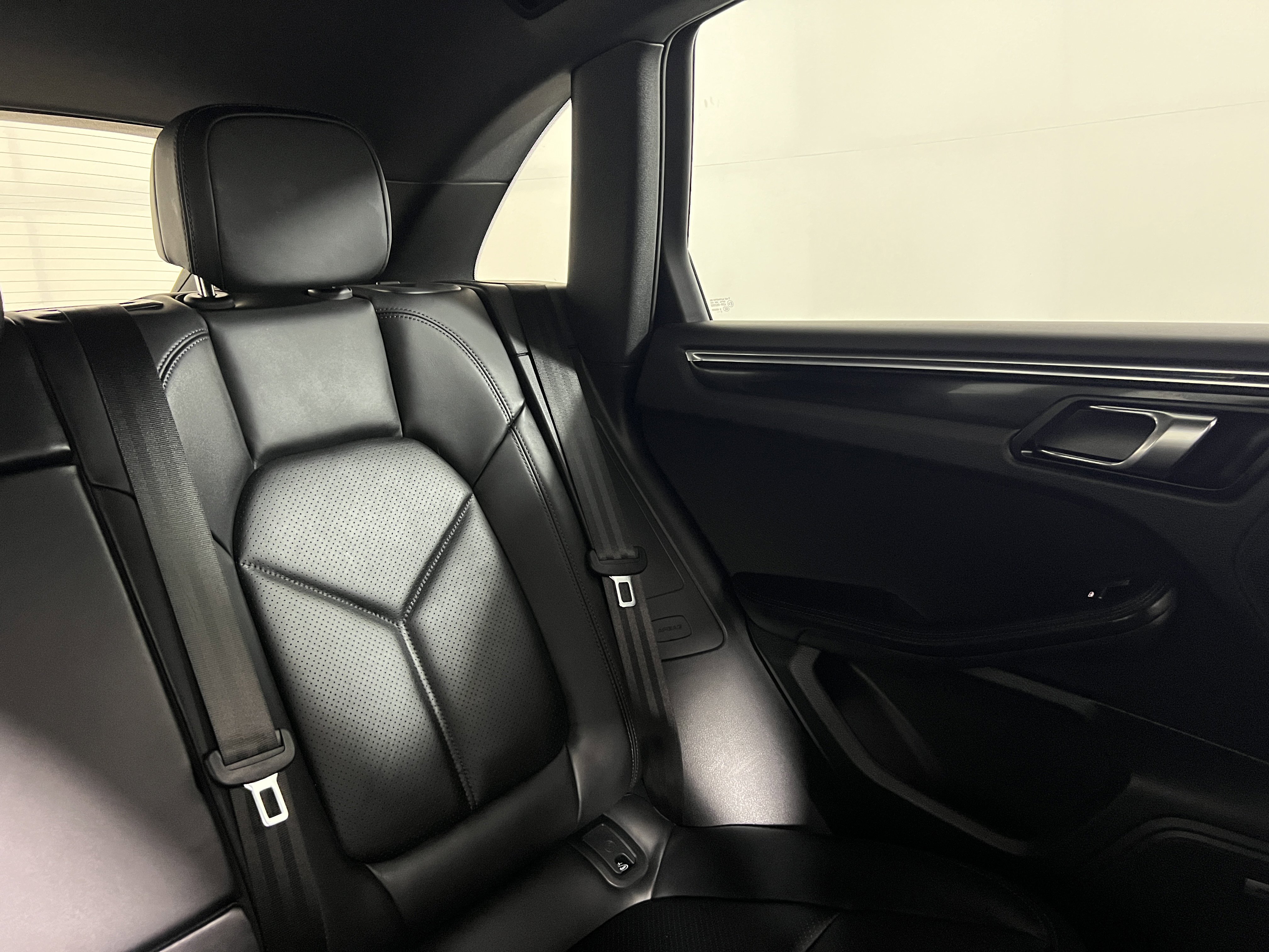 Used 2026 Porsche Macan AWD/4WD image 17