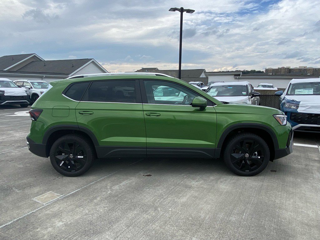 New 2025 Volkswagen Taos SE image 2