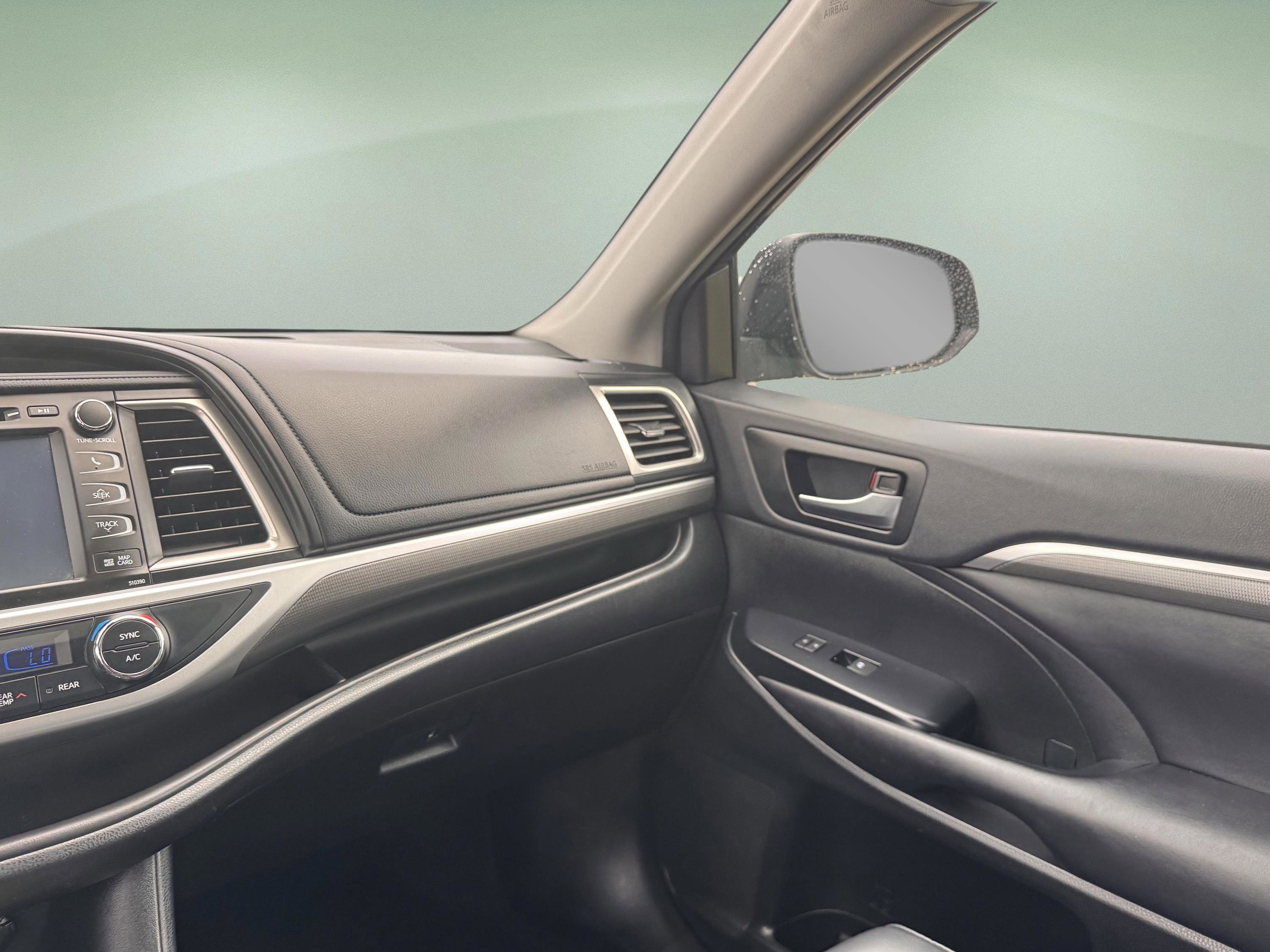 Used 2019 Toyota Highlander SE image 14