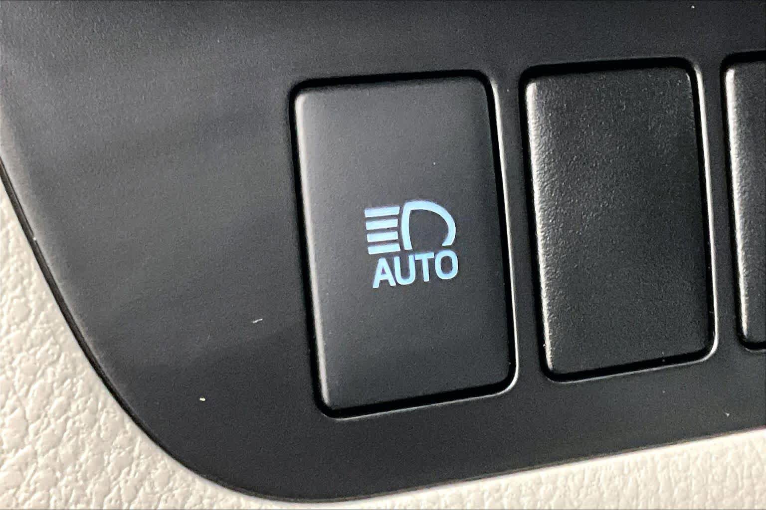 Used 2017 Toyota Highlander LE FWD image 29