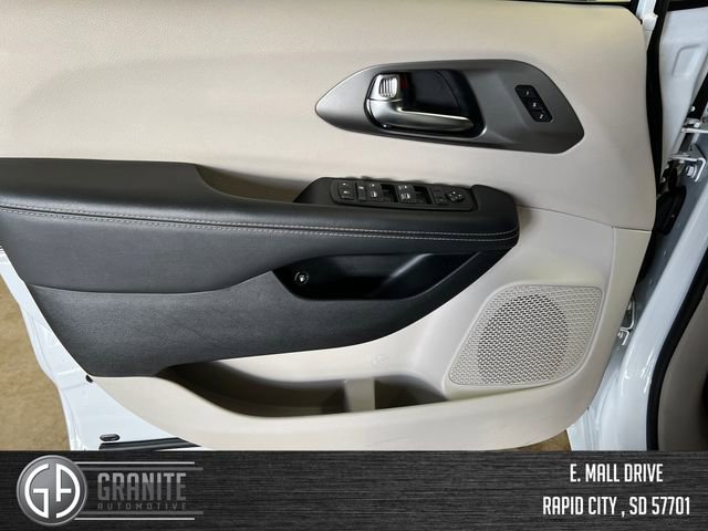 Used 2024 Chrysler Pacifica Select image 10