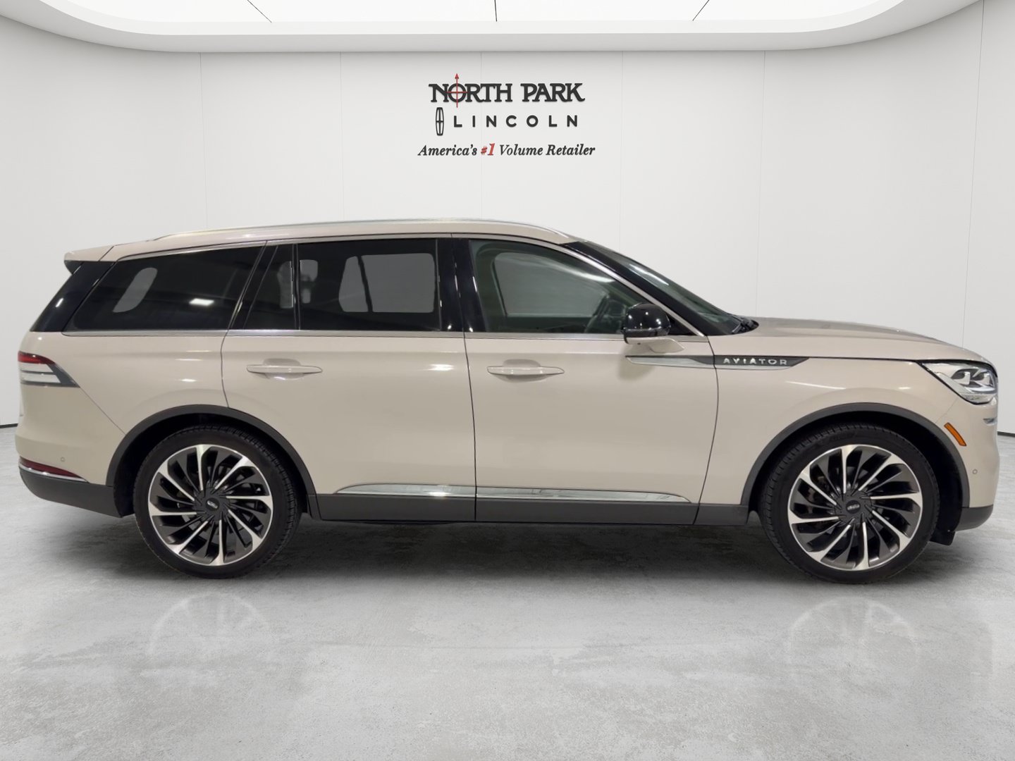 Used 2020 Lincoln Aviator Reserve w/ Equipment Group 202A AWD/4WD image 6