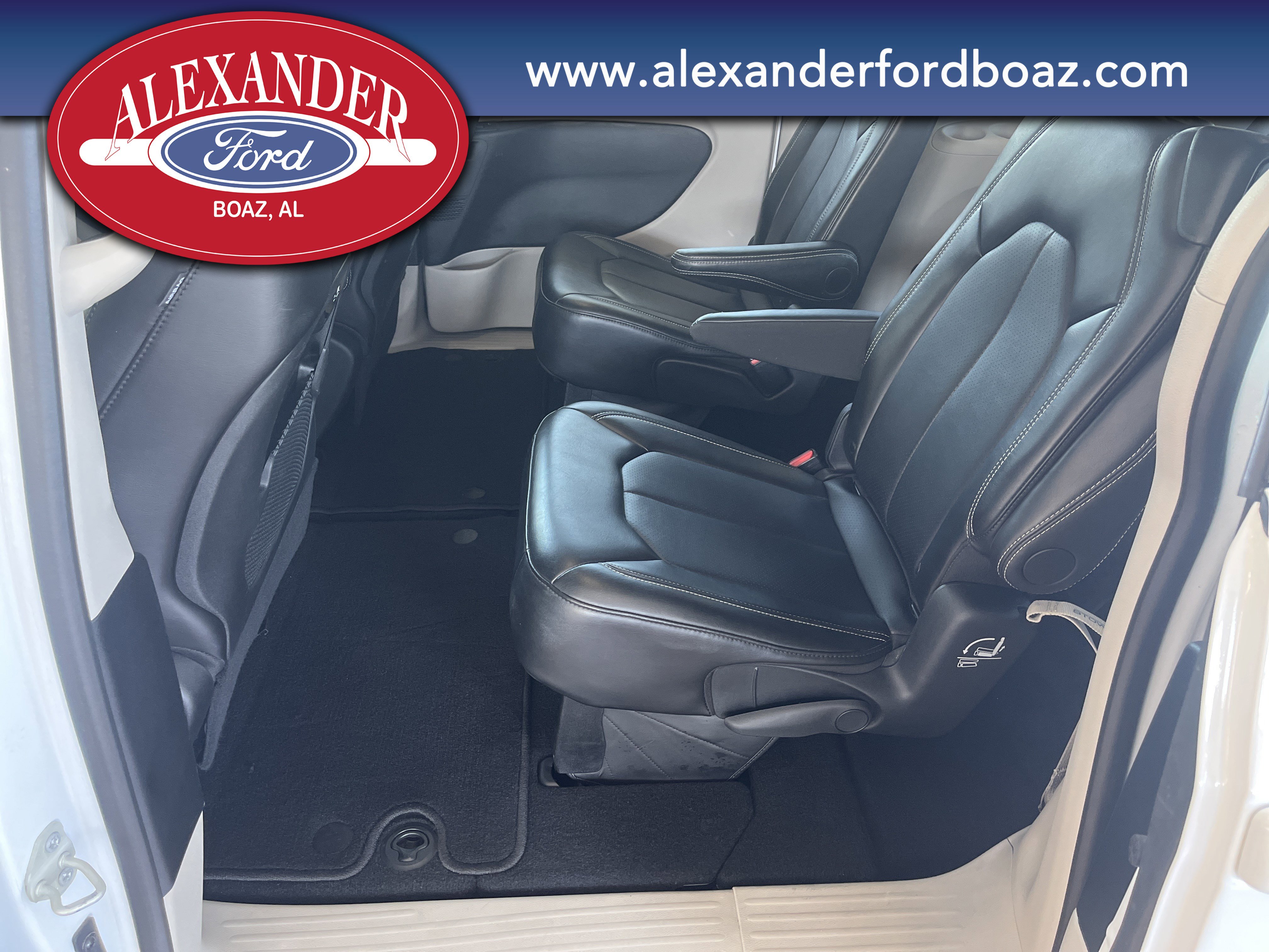 Used 2024 Chrysler Pacifica Touring-L image 11