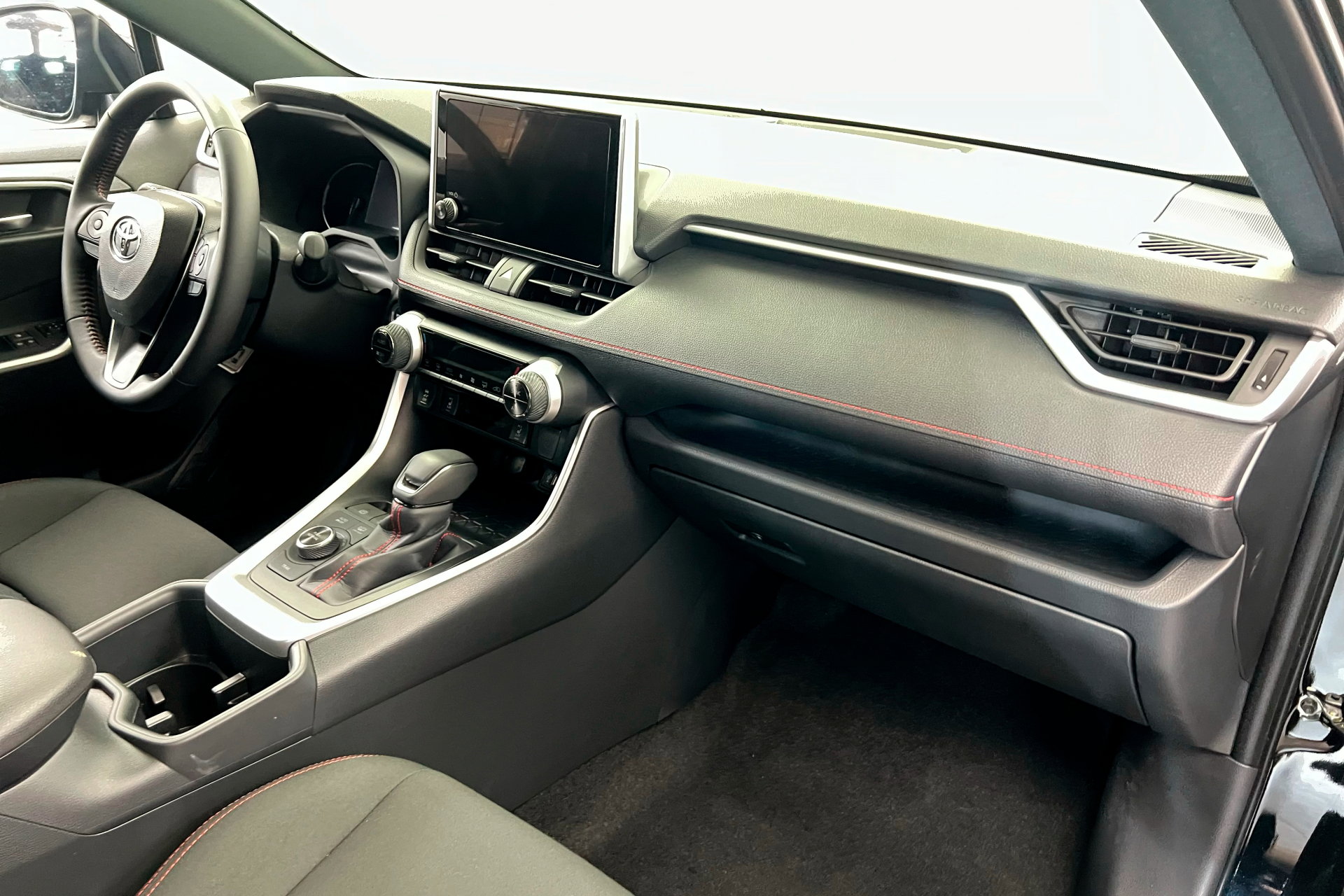 Used 2025 Toyota RAV4 SE w/ Weather & Moonroof Package image 23