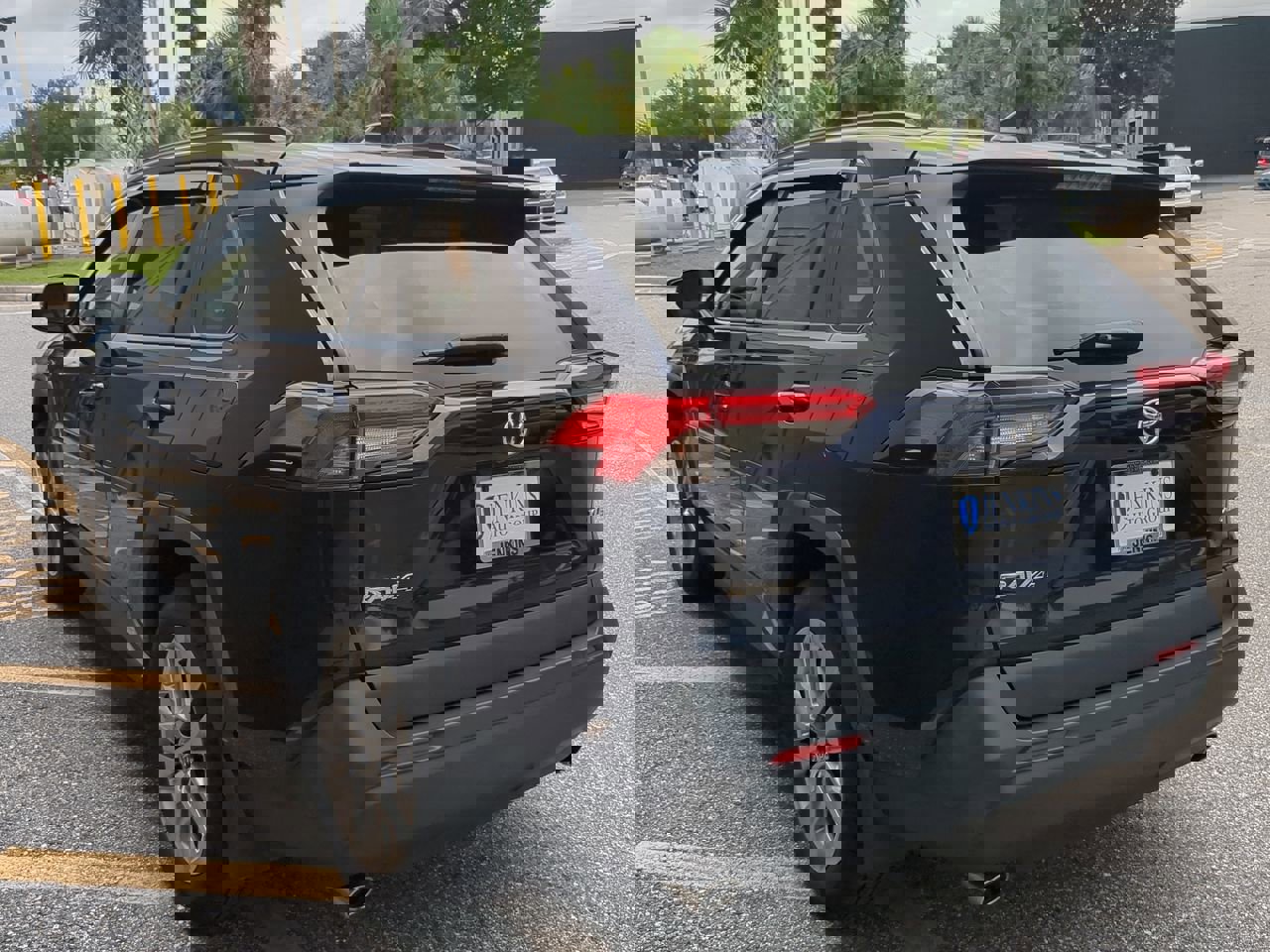 Used 2020 Toyota RAV4 XLE Premium image 6