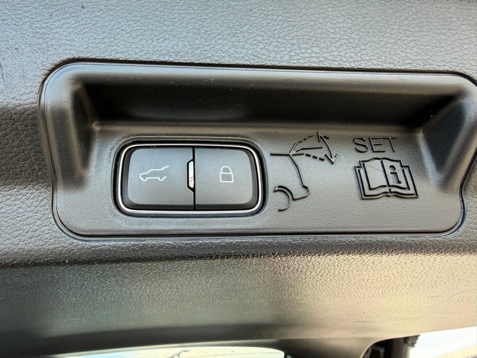 Used 2022 Ford Explorer Limited w/ Equipment Group 301A image 12