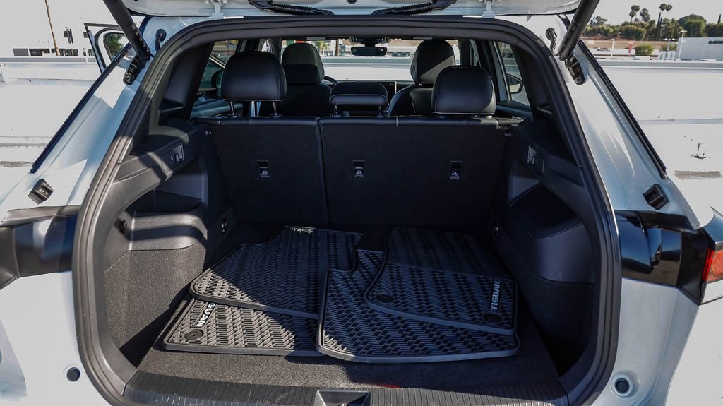 Used 2025 Volkswagen Tiguan SE R-Line image 30