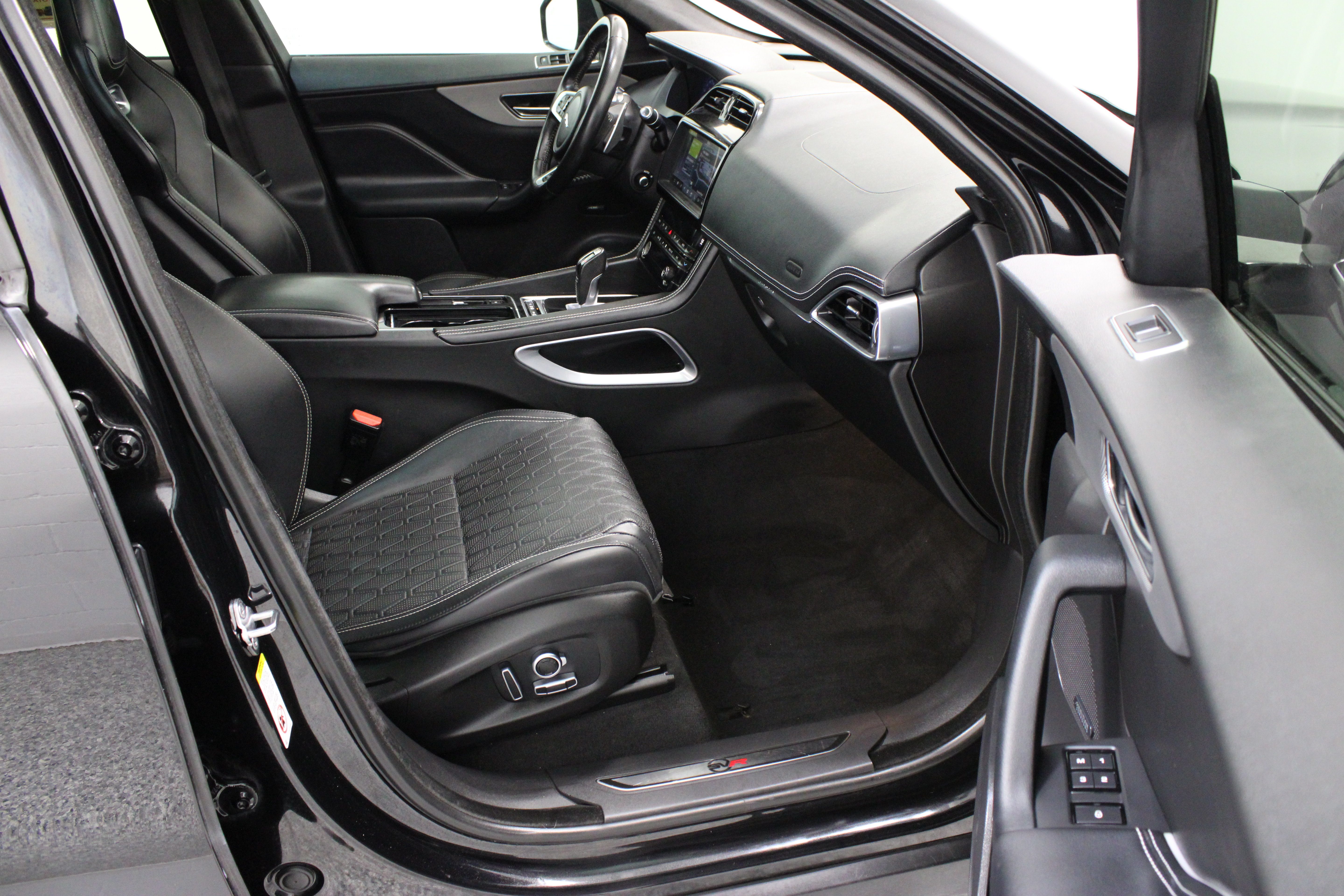 Used 2020 Jaguar F-PACE SVR AWD/4WD image 40