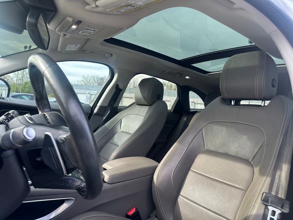 Used 2018 Jaguar F-PACE R-Sport image 27