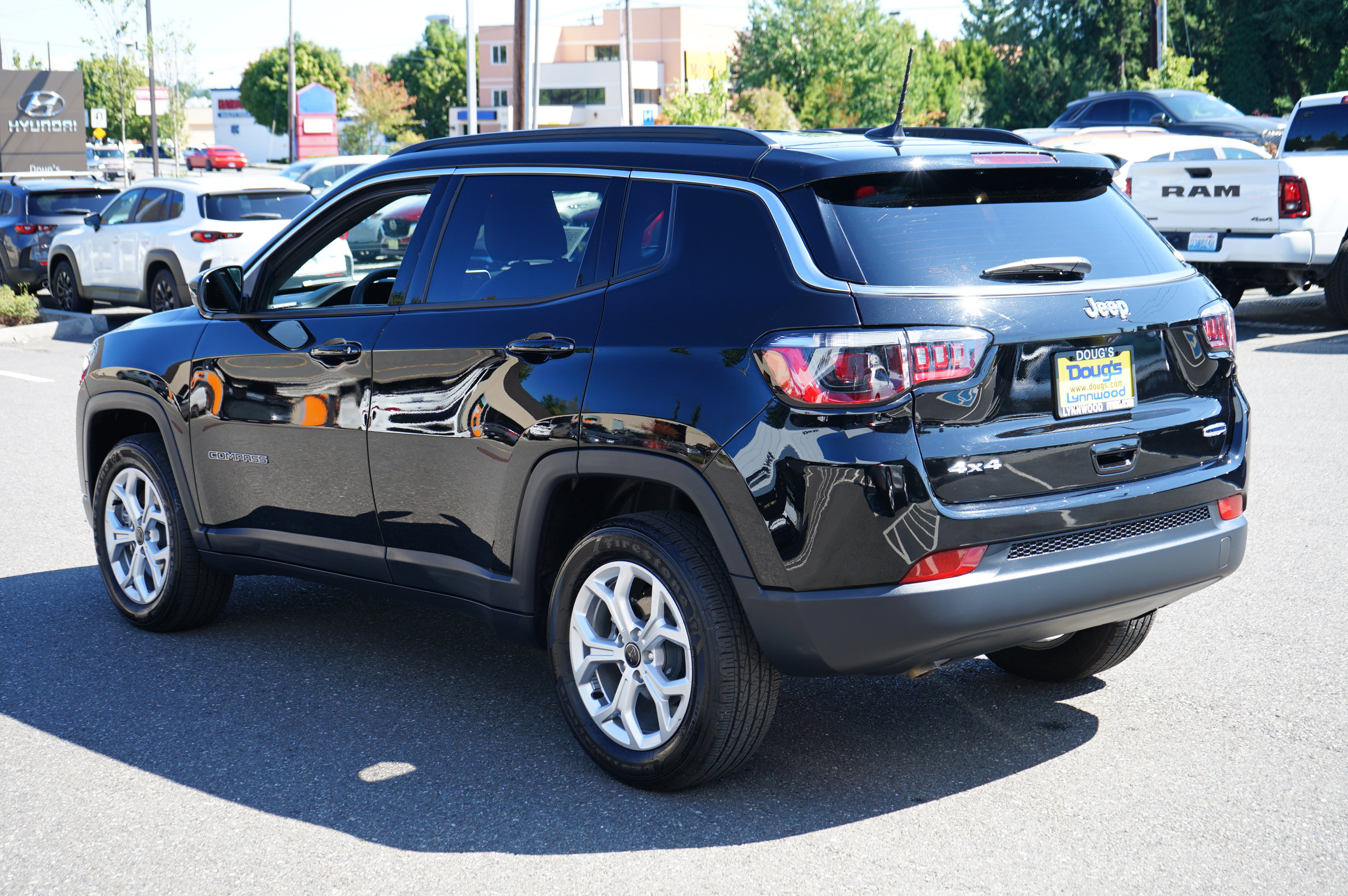 Used 2025 Jeep Compass Latitude image 6