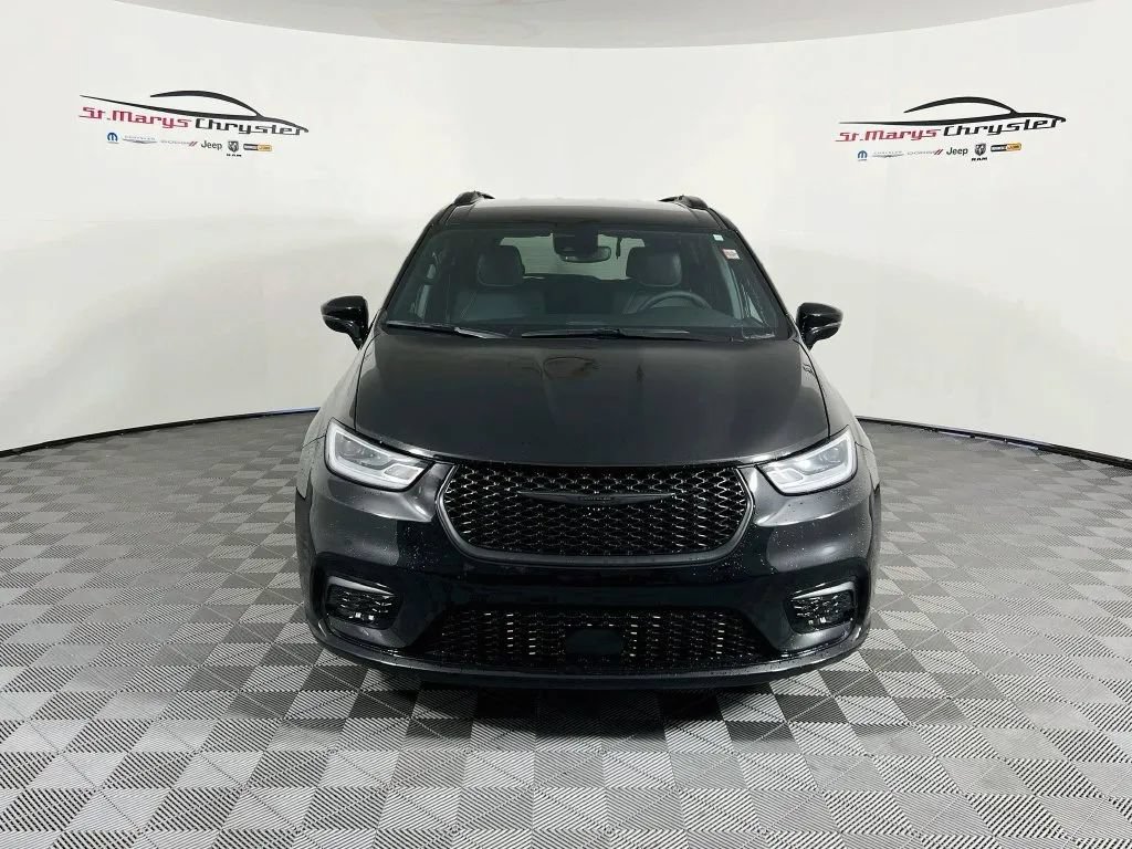 Used 2025 Chrysler Pacifica Select w/ Fav Edition Package FWD image 3