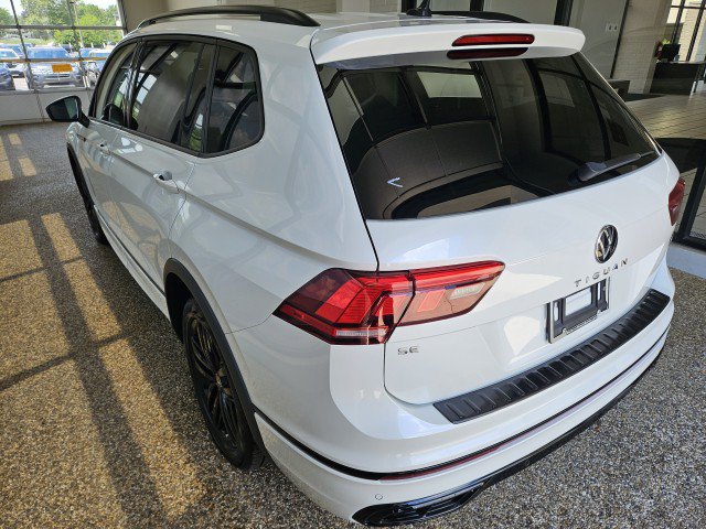 Used 2022 Volkswagen Tiguan SE R-Line AWD/4WD image 4