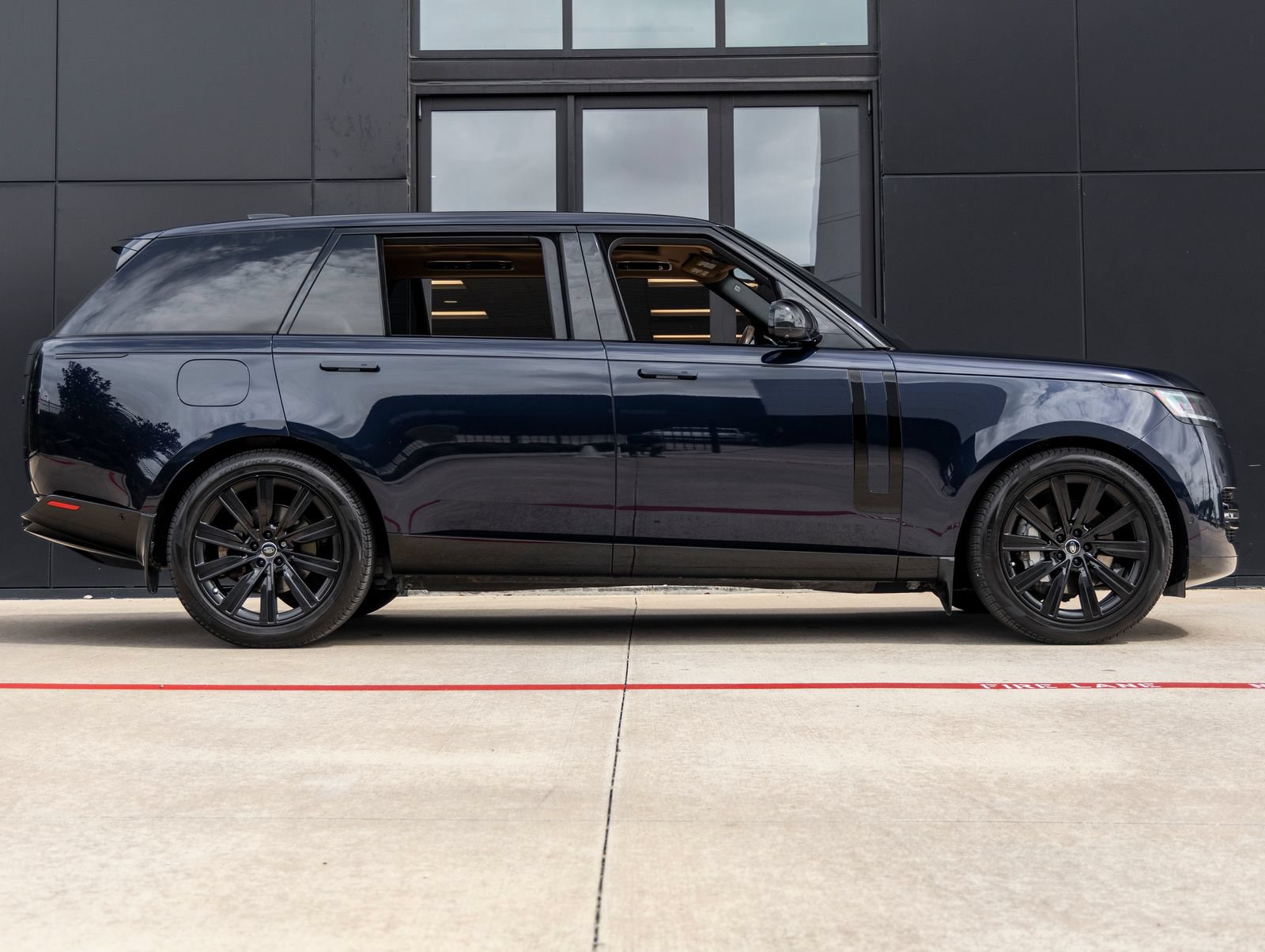 Used 2023 Land Rover Range Rover Long Wheelbase SE AWD/4WD image 10