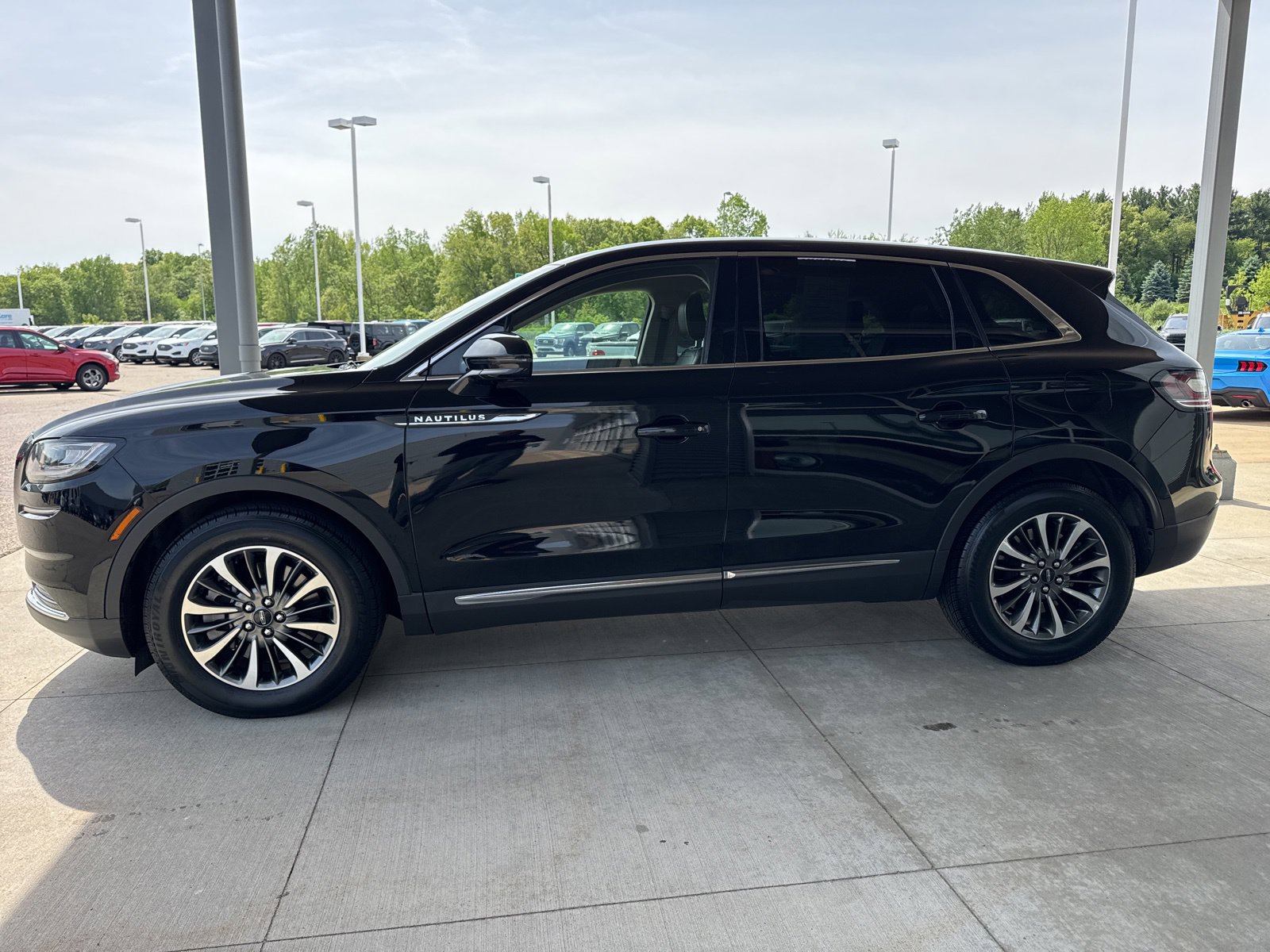 Used 2023 Lincoln Nautilus Reserve AWD/4WD image 3