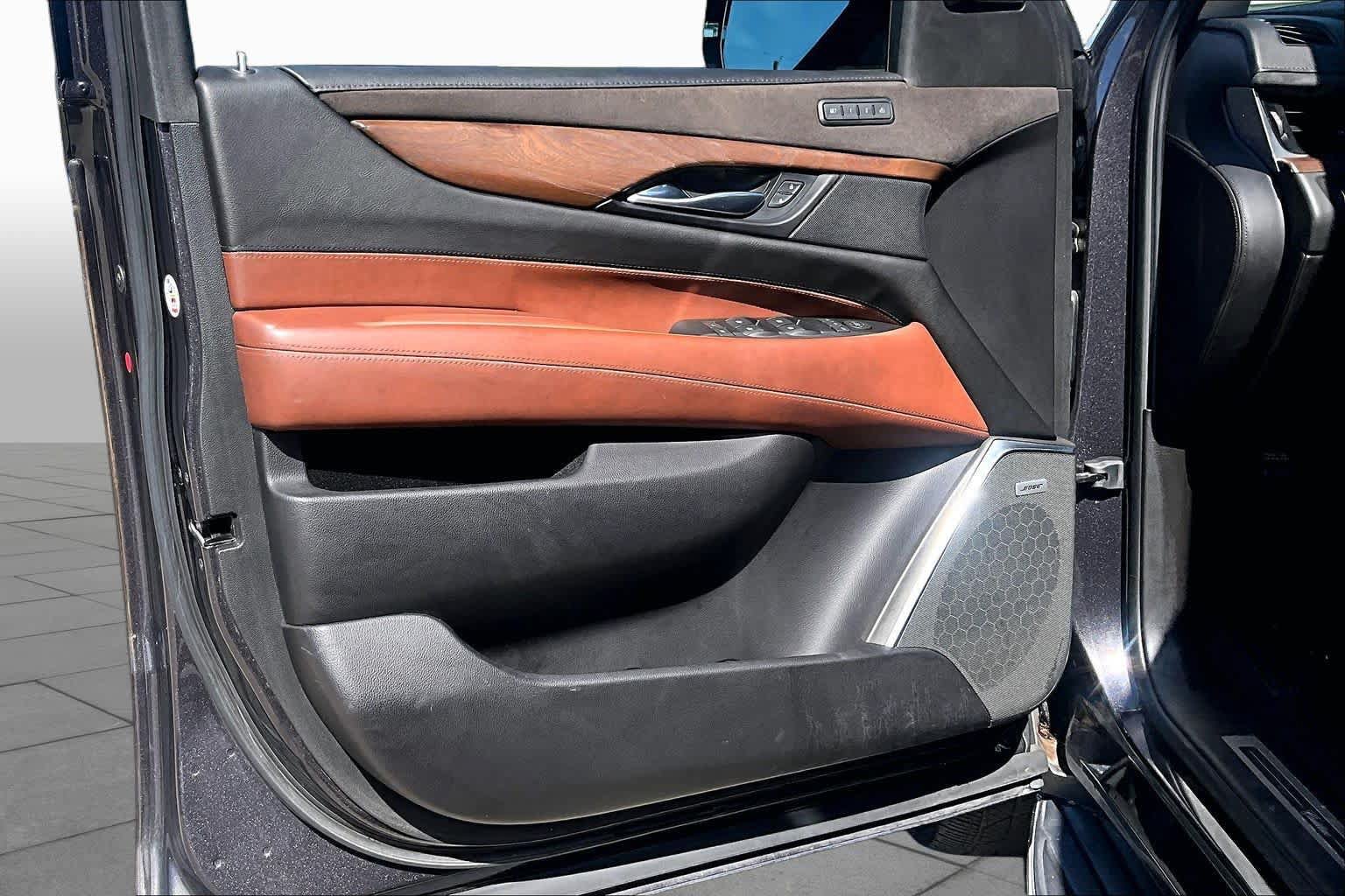 Used 2018 Cadillac Escalade ESV Luxury RWD image 22