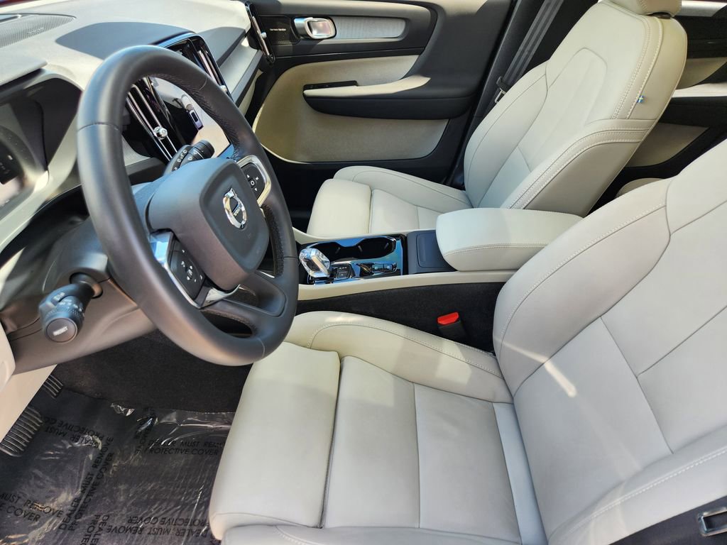 Used 2024 Volvo XC40 B5 Plus w/ Protection Package Premier AWD/4WD image 4