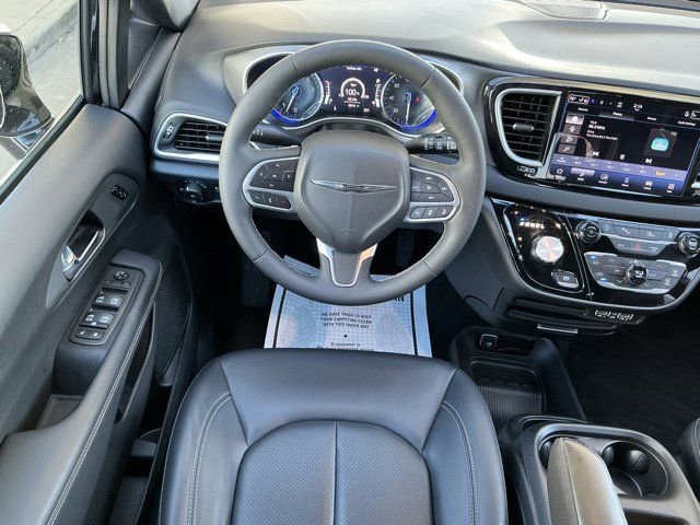 Used 2025 Chrysler Pacifica Select image 11