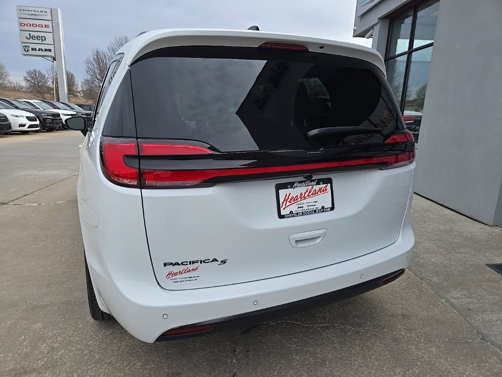 New 2026 Chrysler Pacifica Select w/ S Appearance Package FWD image 8