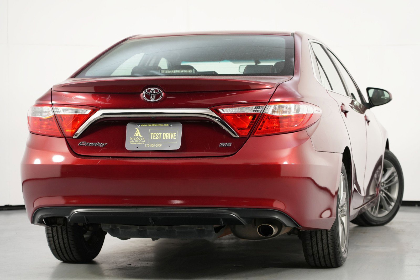 Used 2016 Toyota Camry SE image 4