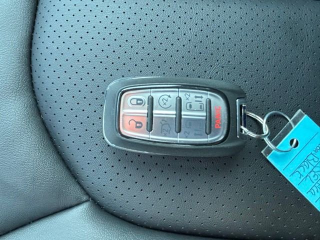 Used 2025 Chrysler Pacifica Select image 25