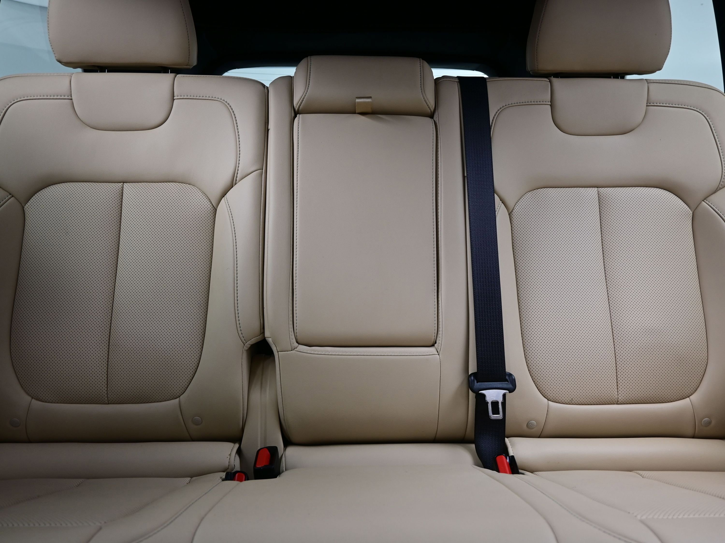 Used 2024 Jeep Grand Cherokee Limited w/ Luxury Tech Group II image 16