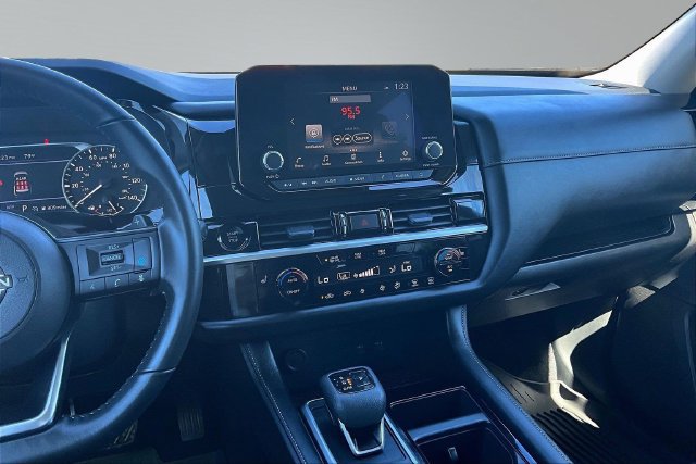 Used 2025 Nissan Pathfinder SV AWD/4WD image 9