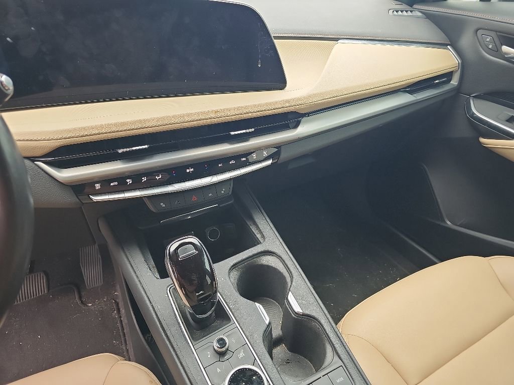 Used 2024 Cadillac XT4 Luxury w/ Cold Weather Package FWD image 17