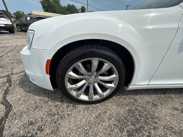 Used 2019 Chrysler 300 Touring w/ Chrome Appearance Package RWD image 11