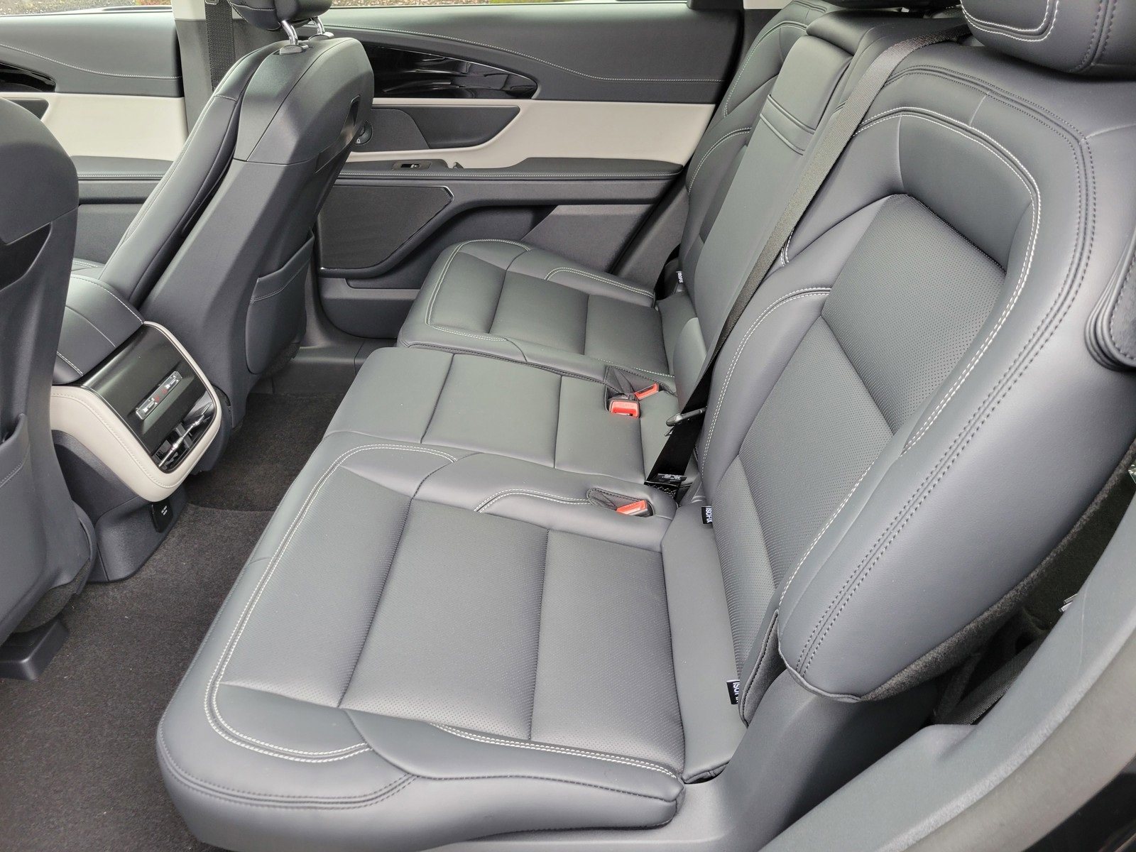 New 2025 Lincoln Nautilus Premier w/ Equipment Group 102A image 7