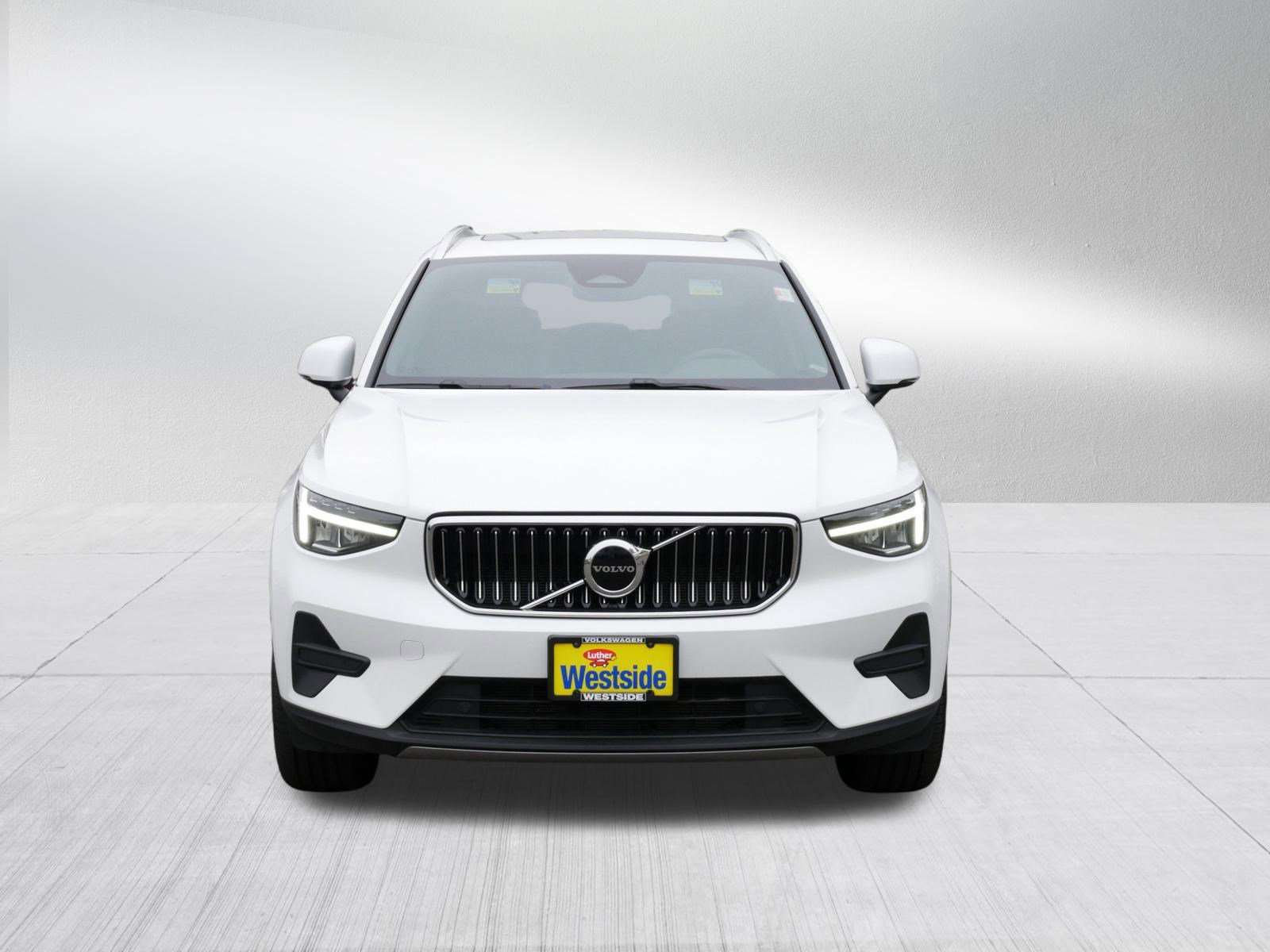 Used 2025 Volvo XC40 B5 Core AWD/4WD image 2