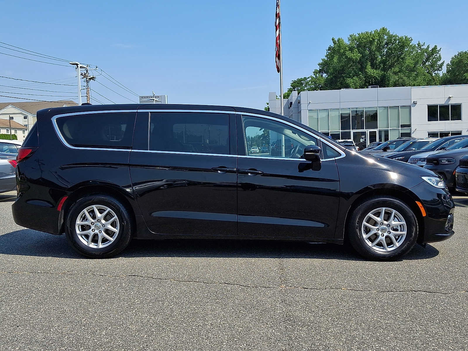 Certified 2024 Chrysler Pacifica Touring-L FWD image 7