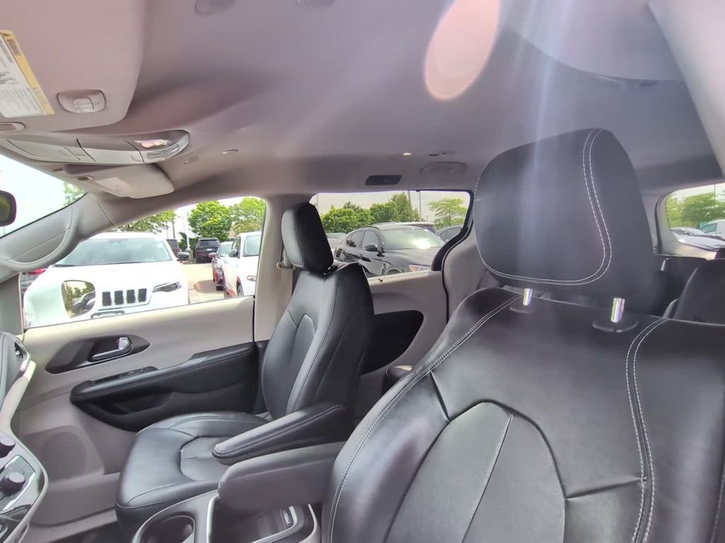 Used 2022 Chrysler Pacifica Touring-L AWD/4WD image 23