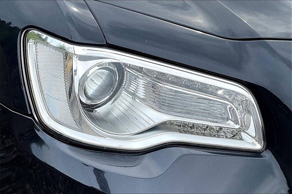 Used 2018 Chrysler 300 Limited image 27