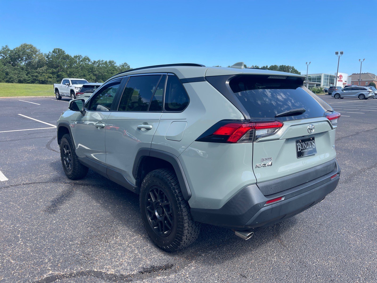 Used 2021 Toyota RAV4 XLE Premium FWD image 14