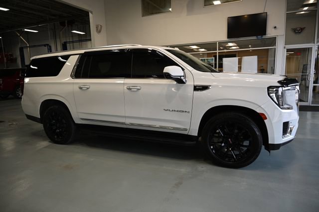 Used 2022 GMC Yukon XL SLT w/ SLT Premium Package AWD/4WD image 4