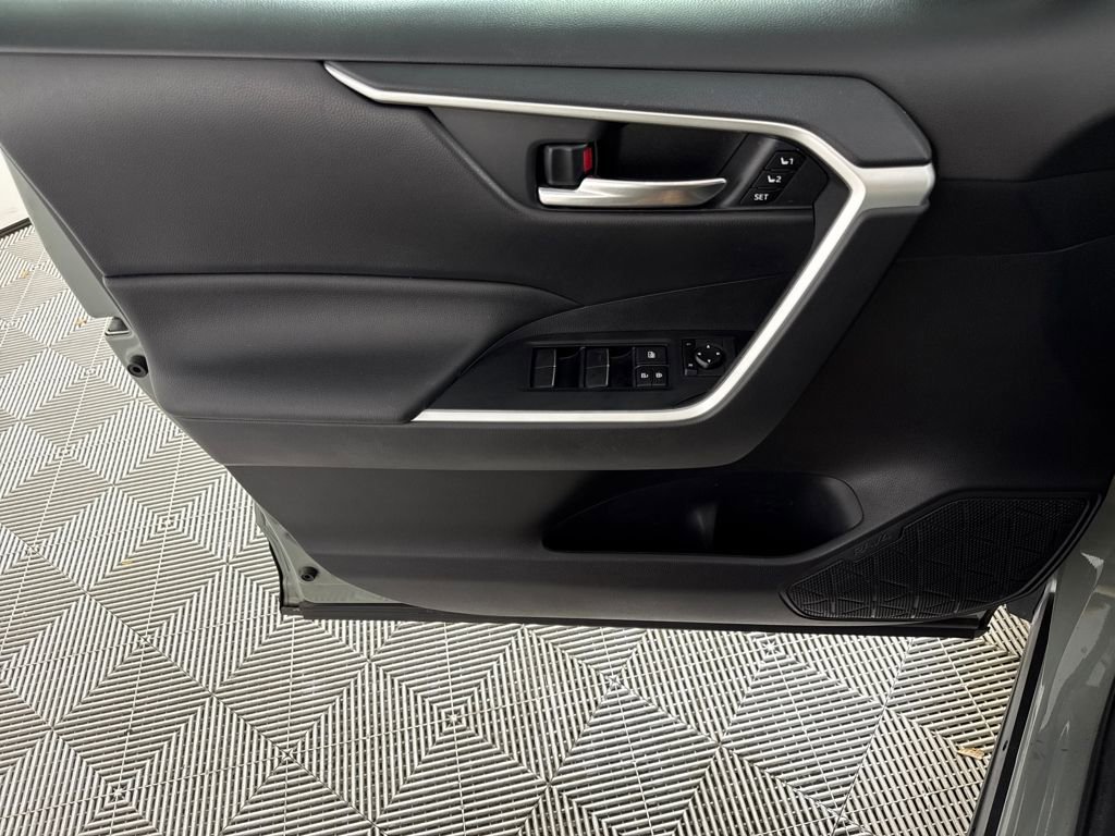 Used 2020 Toyota RAV4 XLE Premium image 9