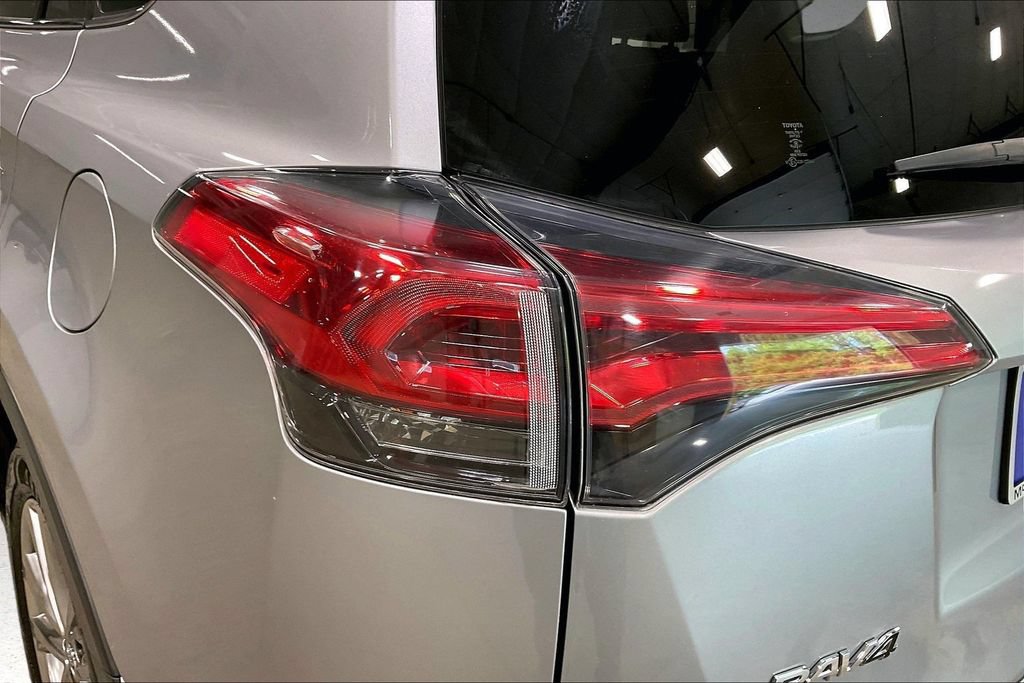 Used 2018 Toyota RAV4 Limited AWD/4WD image 22