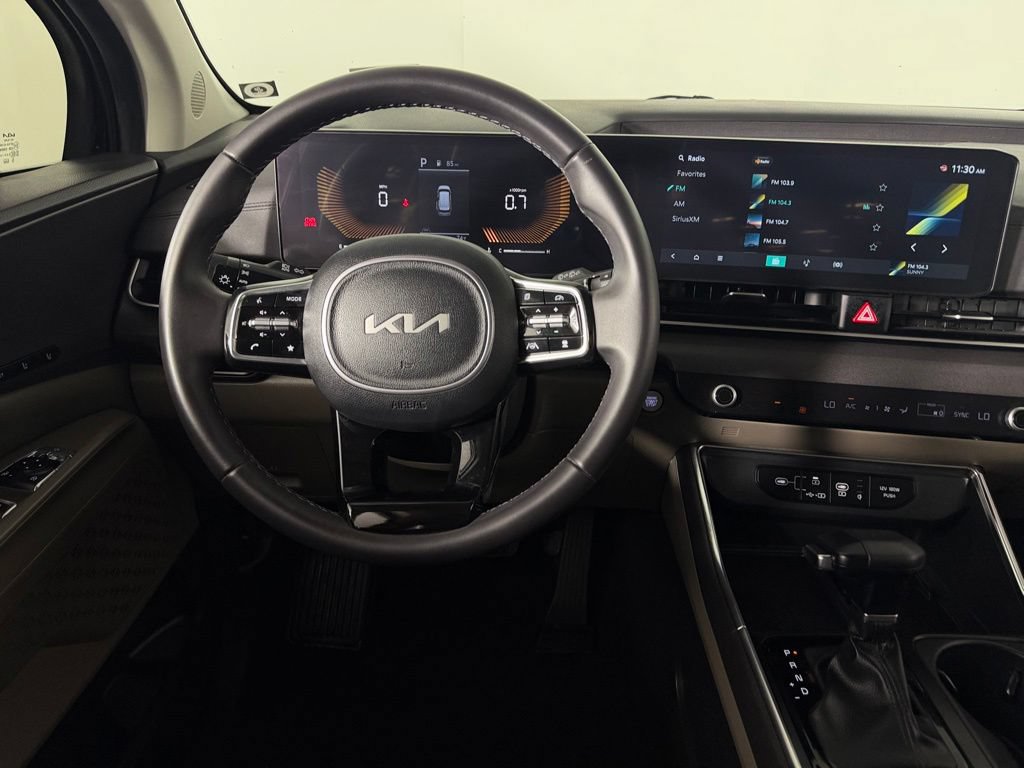 Used 2025 Kia Carnival EX FWD image 16