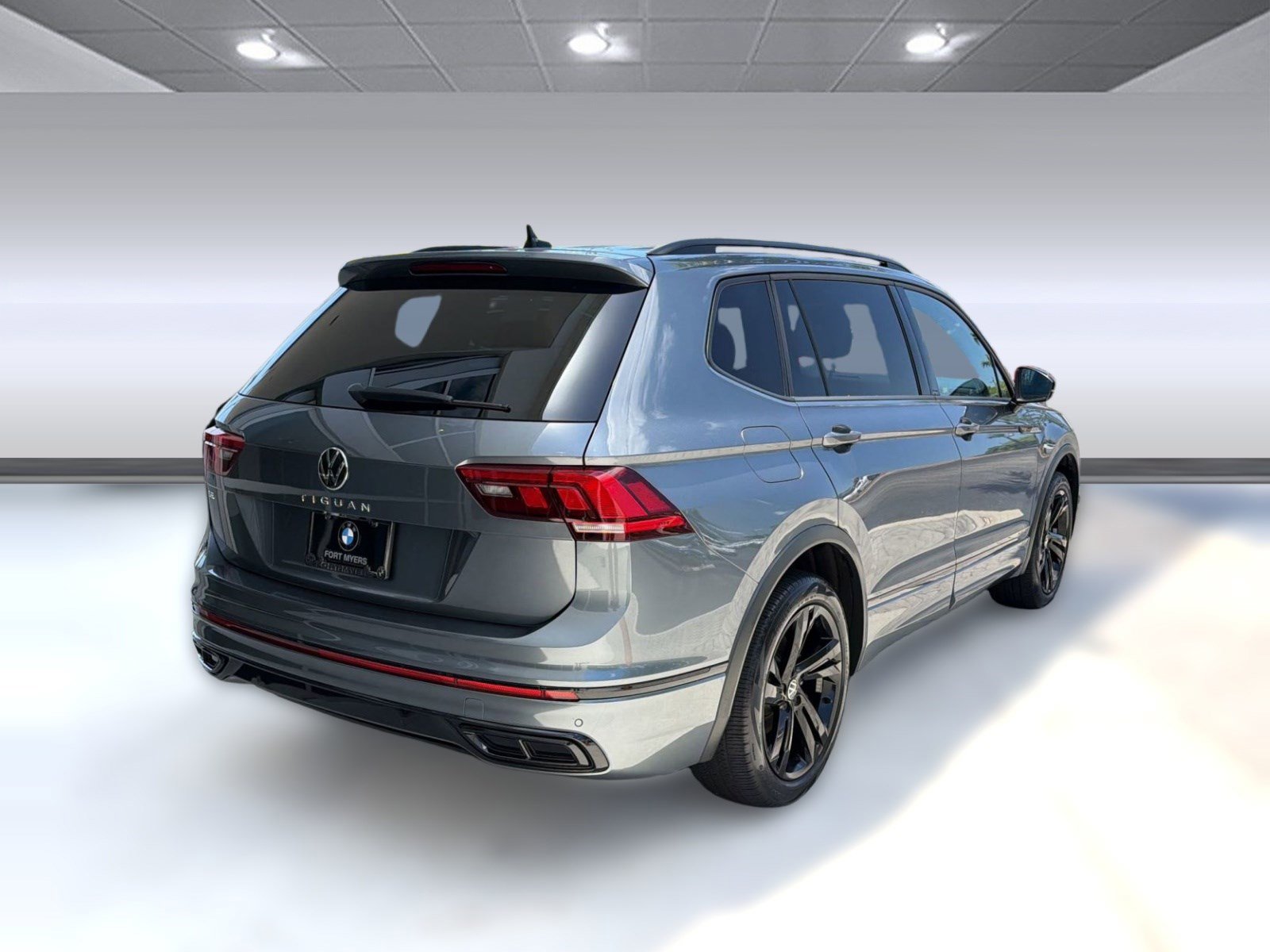 Used 2023 Volkswagen Tiguan SE R-Line image 9