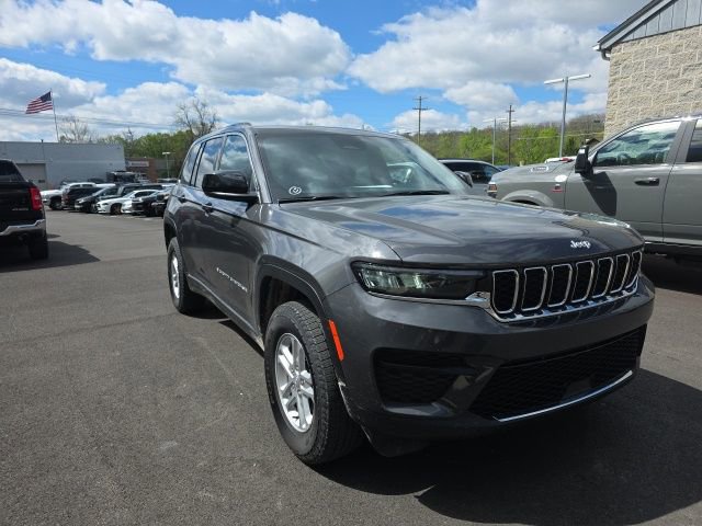 Used 2025 Jeep Grand Cherokee Laredo w/ Luxury Tech Group I image 3