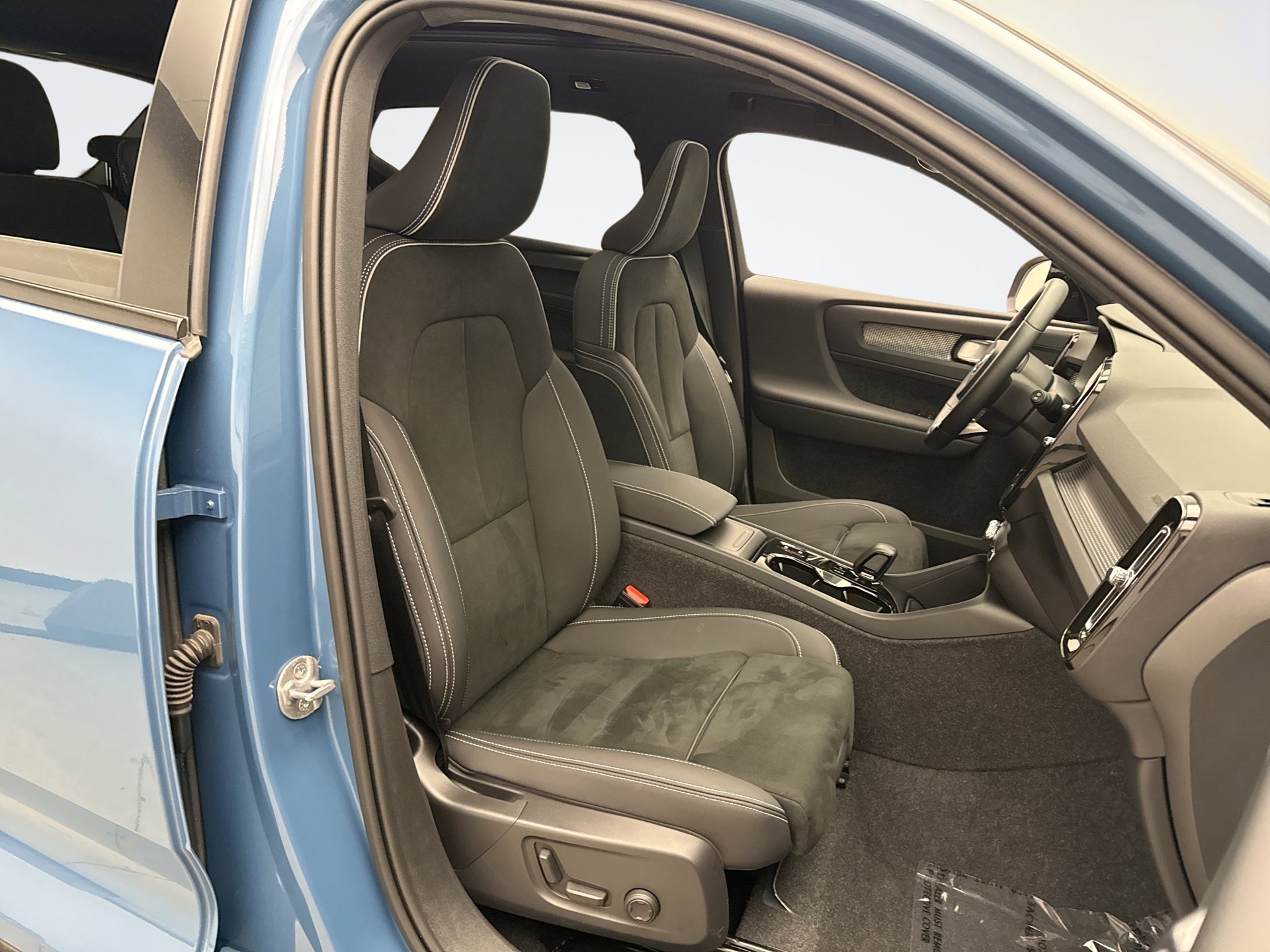 Used 2025 Volvo XC40 B5 Plus image 17